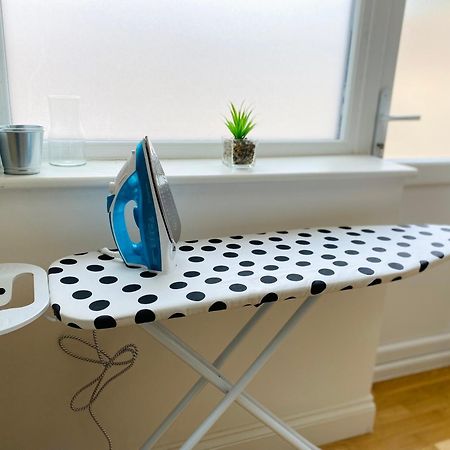 Modern 1-Bed Apt 30Min To Central London & Parking Экстерьер фото
