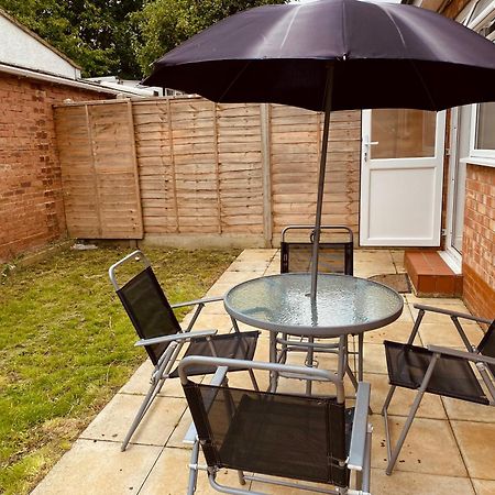 Modern 1-Bed Apt 30Min To Central London & Parking Экстерьер фото