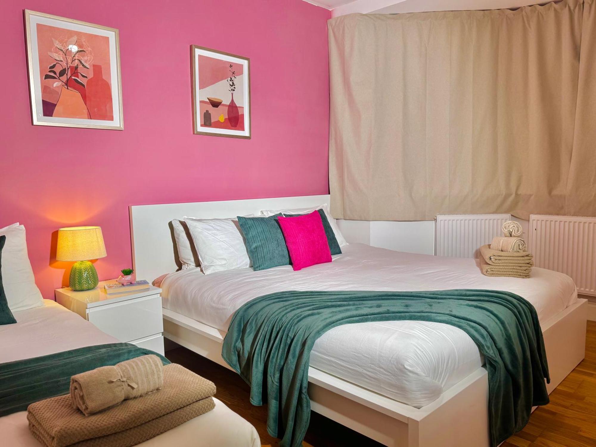 Modern 1-Bed Apt 30Min To Central London & Parking Экстерьер фото