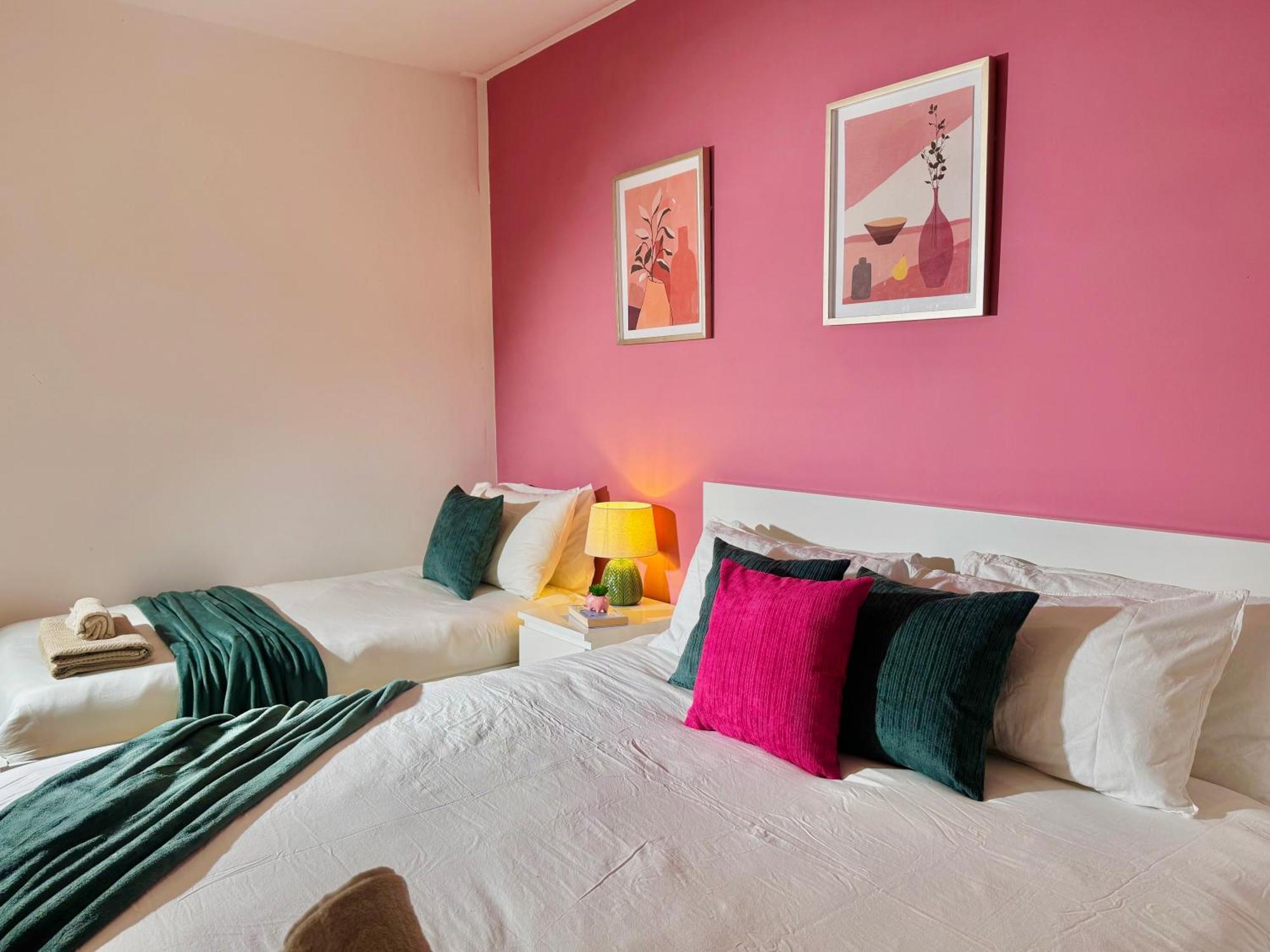 Modern 1-Bed Apt 30Min To Central London & Parking Экстерьер фото