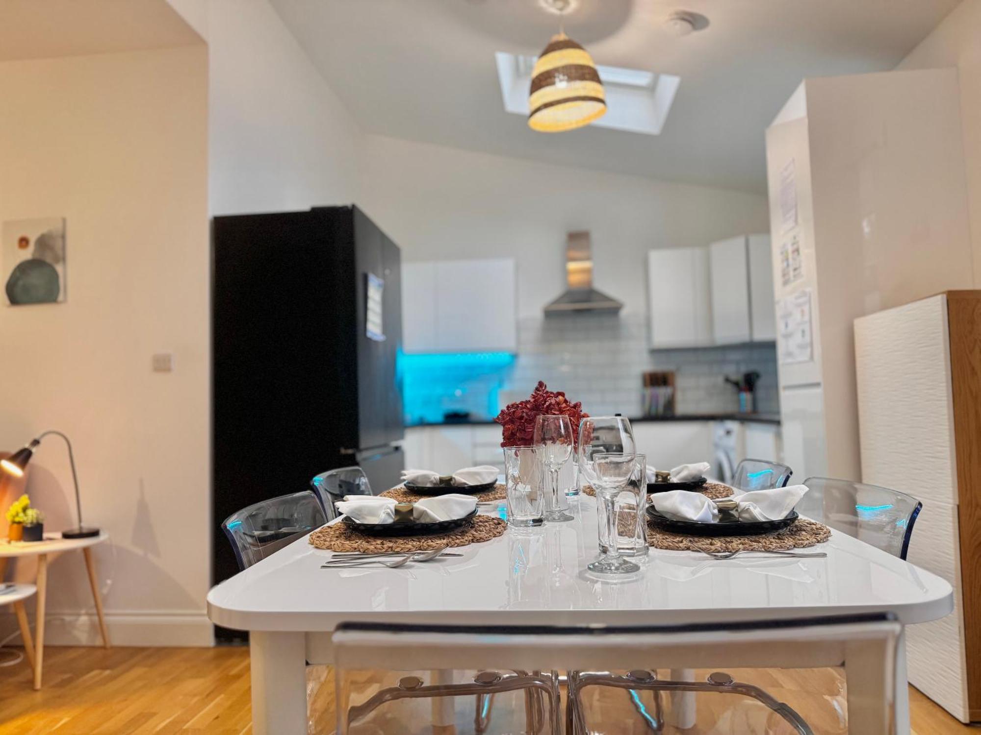 Modern 1-Bed Apt 30Min To Central London & Parking Экстерьер фото