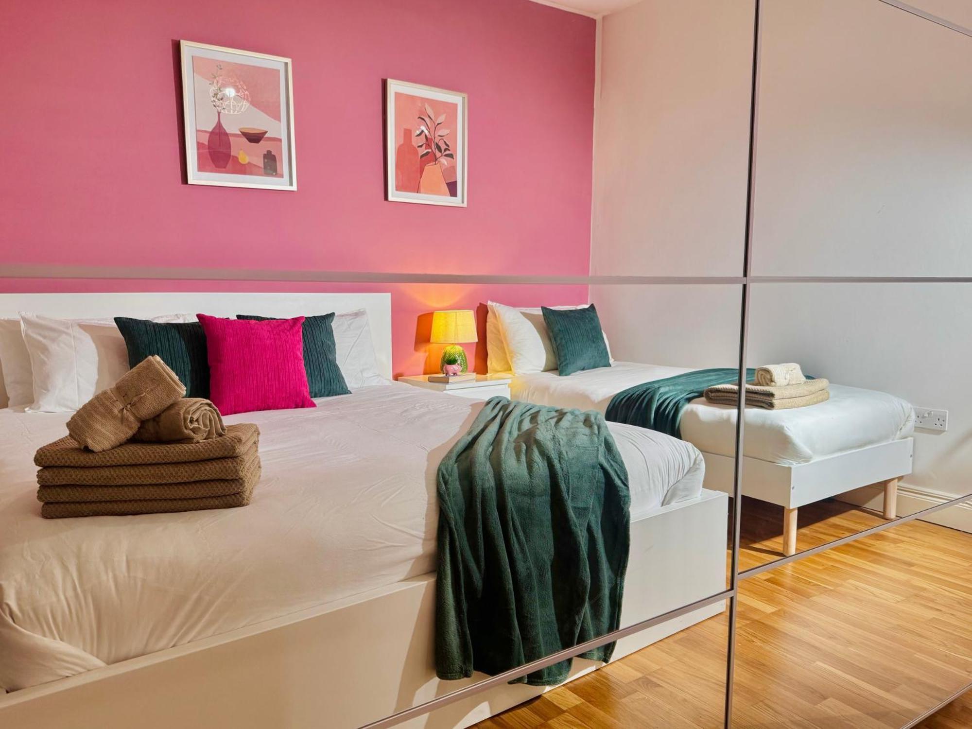 Modern 1-Bed Apt 30Min To Central London & Parking Экстерьер фото