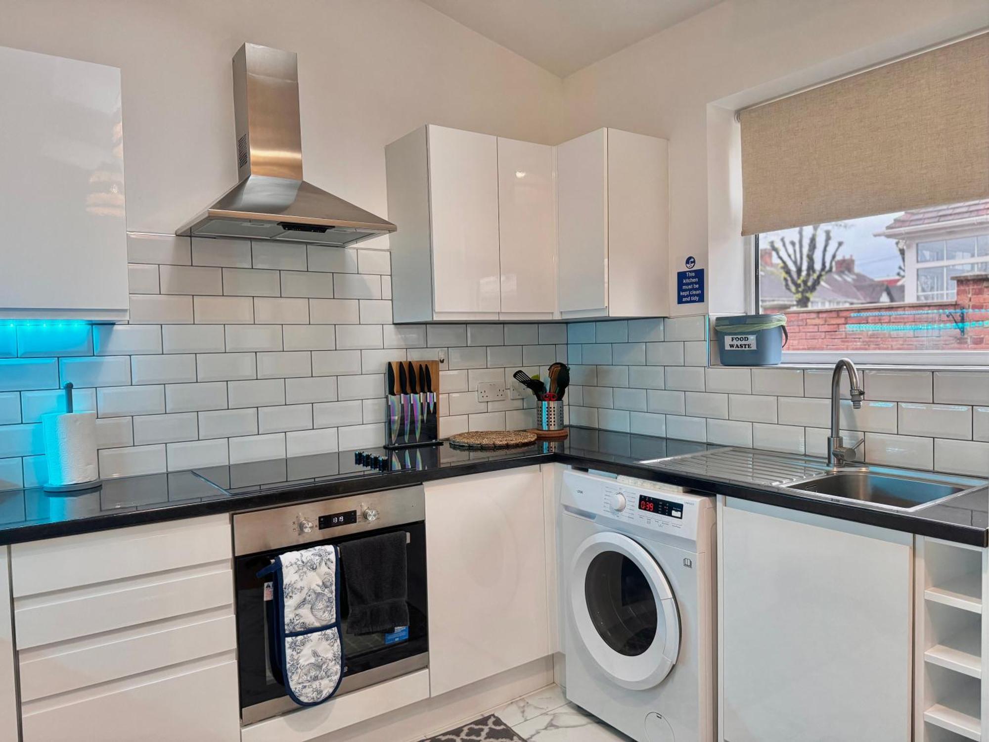 Modern 1-Bed Apt 30Min To Central London & Parking Экстерьер фото