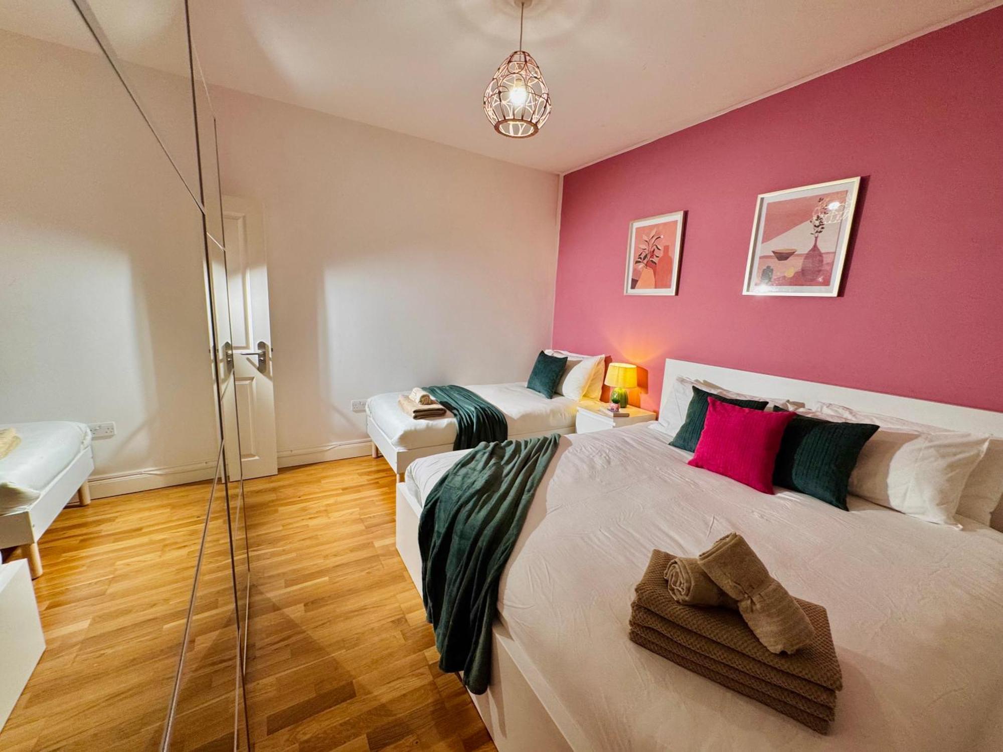 Modern 1-Bed Apt 30Min To Central London & Parking Экстерьер фото