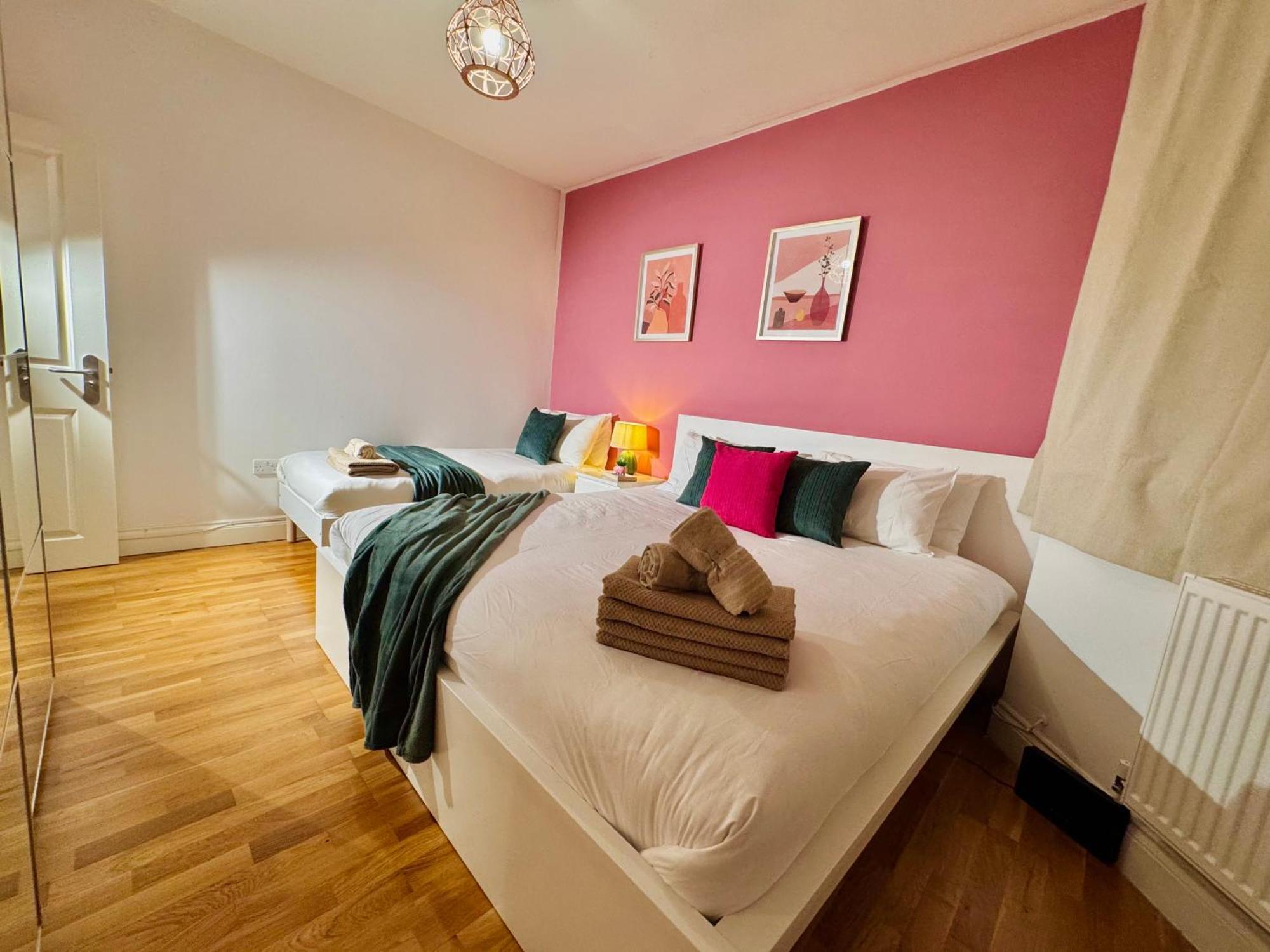 Modern 1-Bed Apt 30Min To Central London & Parking Экстерьер фото