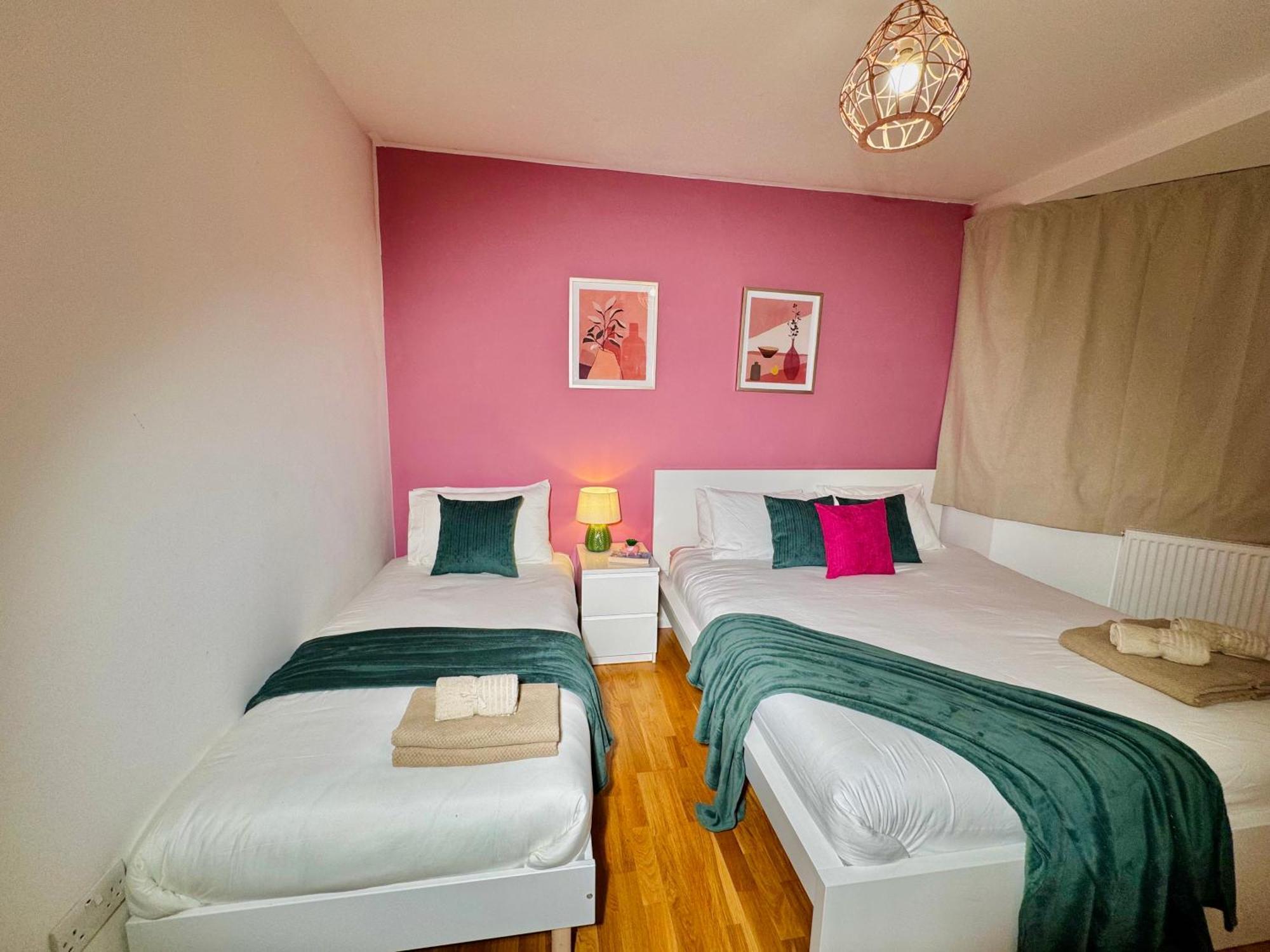 Modern 1-Bed Apt 30Min To Central London & Parking Экстерьер фото