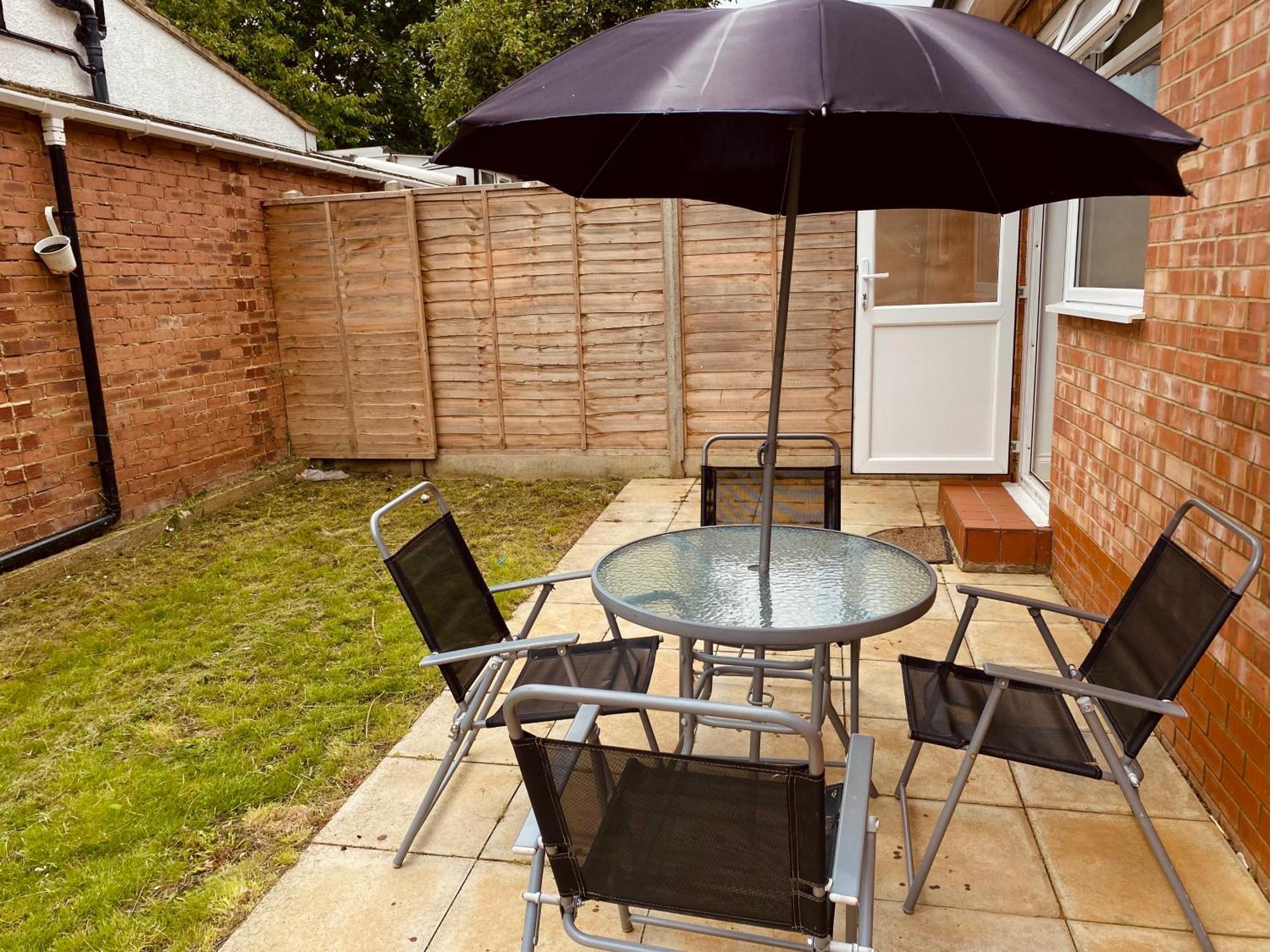 Modern 1-Bed Apt 30Min To Central London & Parking Экстерьер фото