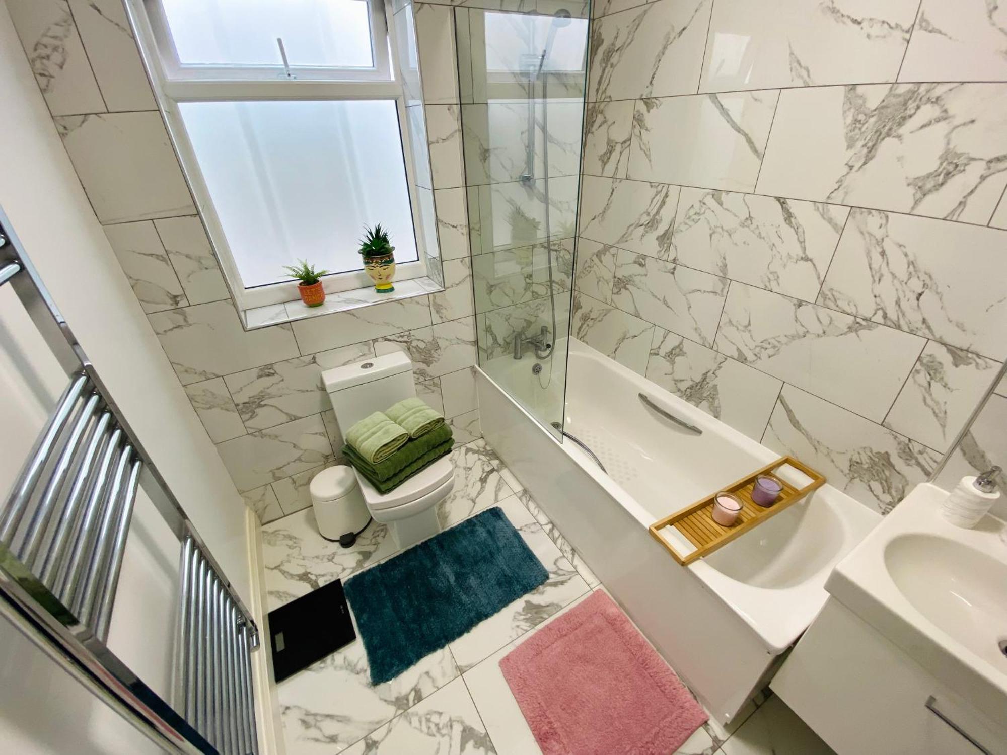 Modern 1-Bed Apt 30Min To Central London & Parking Экстерьер фото
