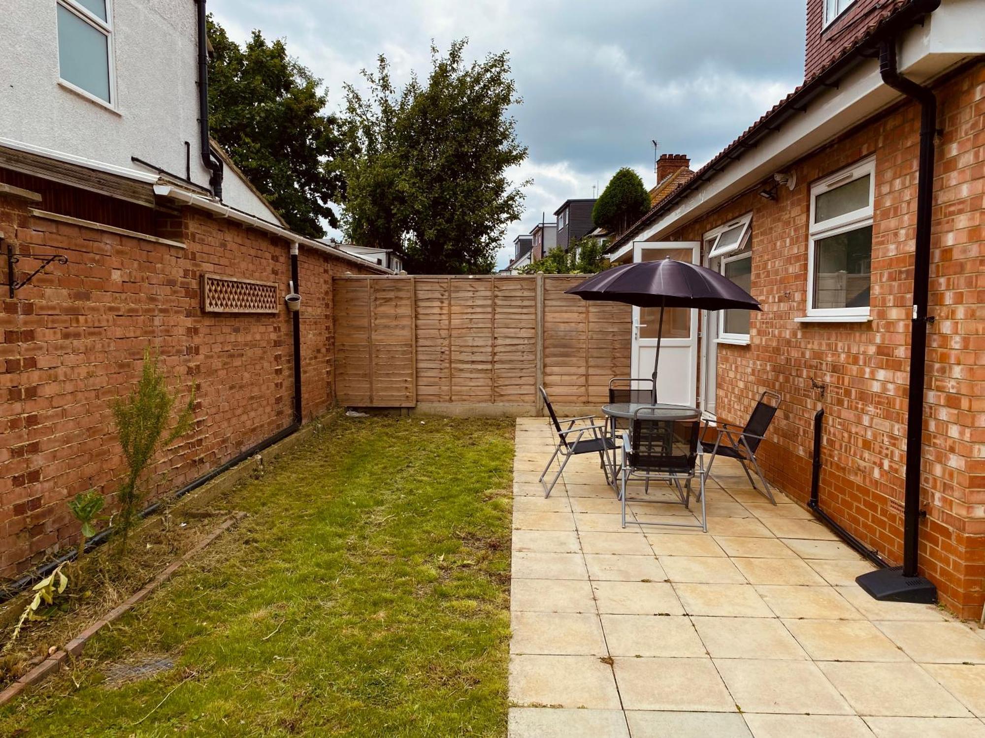 Modern 1-Bed Apt 30Min To Central London & Parking Экстерьер фото