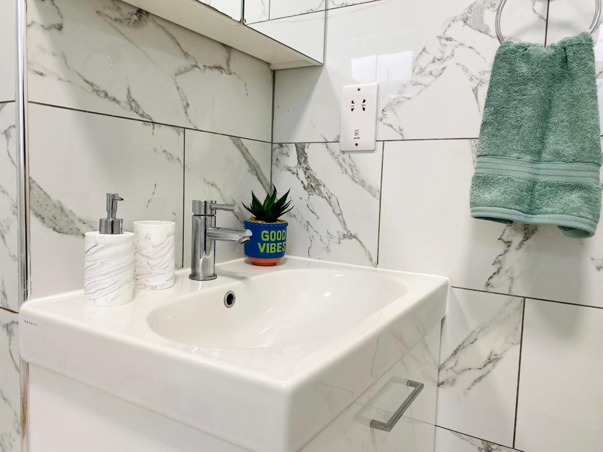 Modern 1-Bed Apt 30Min To Central London & Parking Экстерьер фото