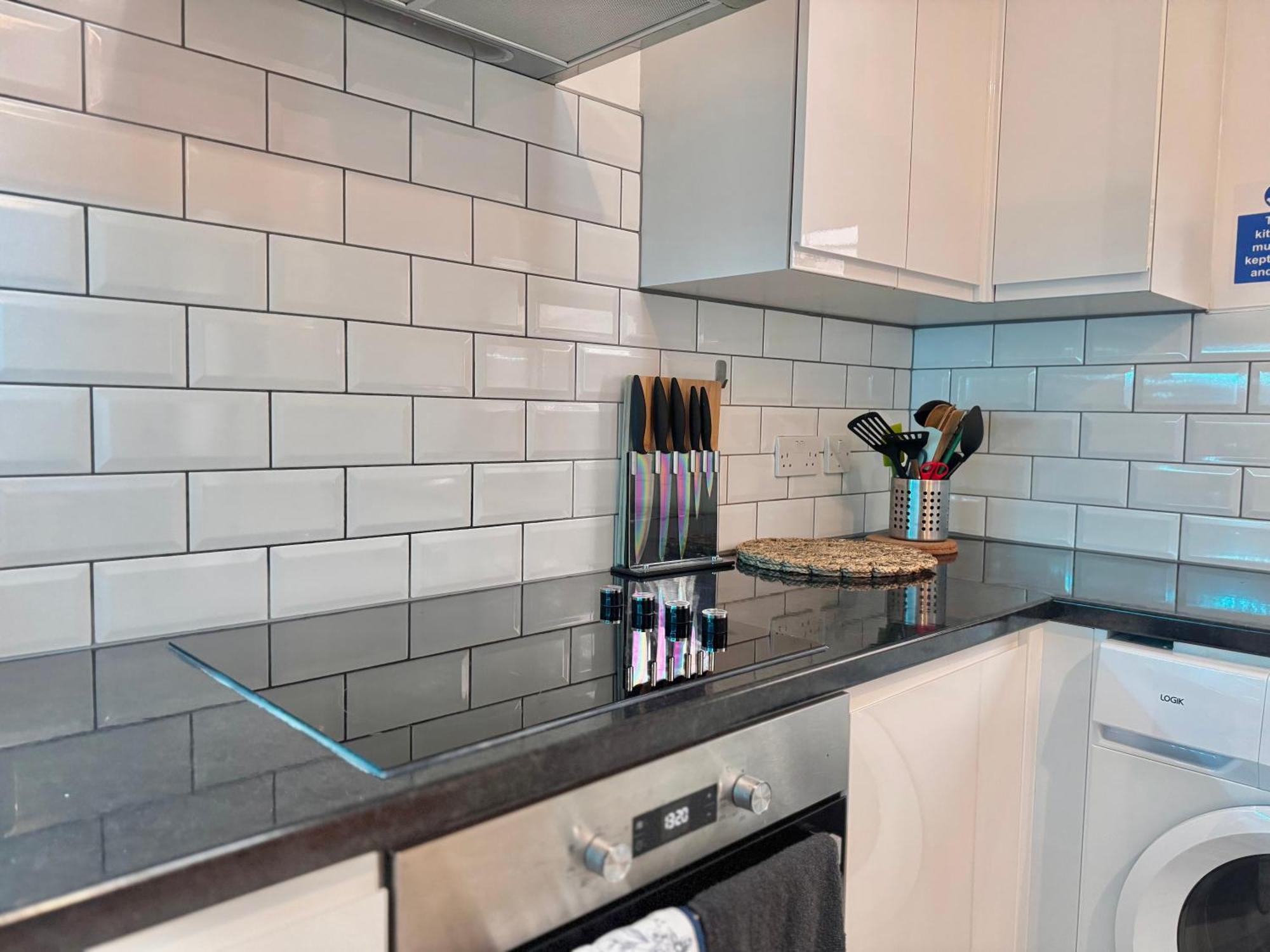 Modern 1-Bed Apt 30Min To Central London & Parking Экстерьер фото